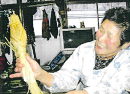 ツトを持つ菅家アイ子さん