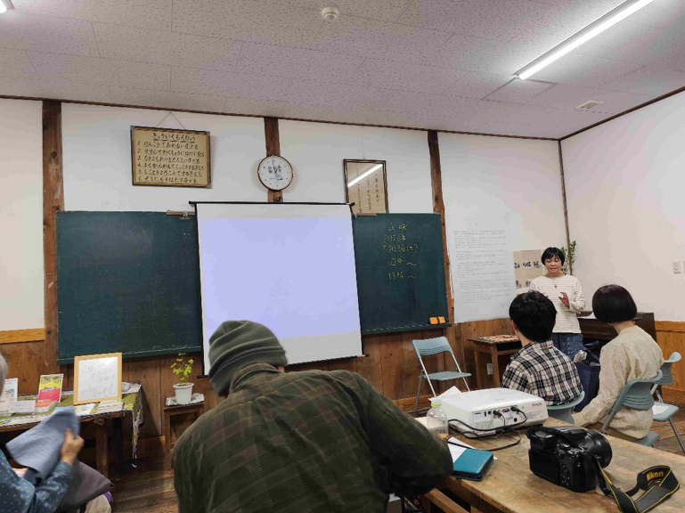写真１　会場の様子と菅家洋子さんの説明