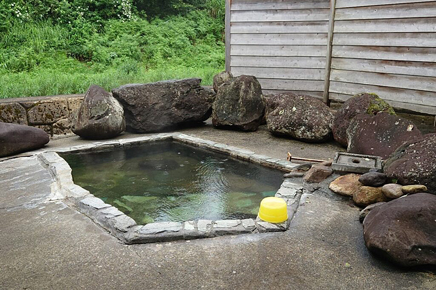 西山温泉の湯舟”